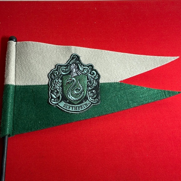UNIVERSAL STUDIOS EXCLUSIVE HARRY POTTER HOUSE PENANT FLAG: SLYTHERIN - Picture 1 of 7